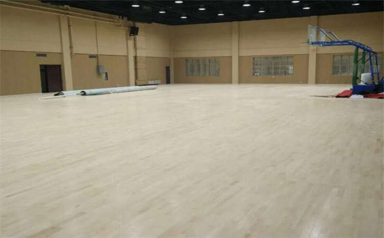 歐氏學(xué)校體育館實(shí)木地板一般多少錢？