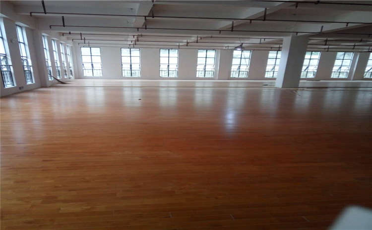 羽毛球館木地板用什么？