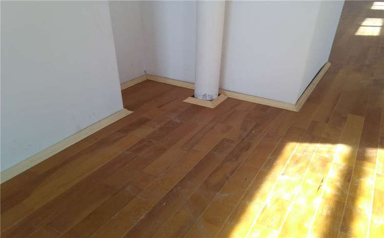 雨操場(chǎng)木地板安裝