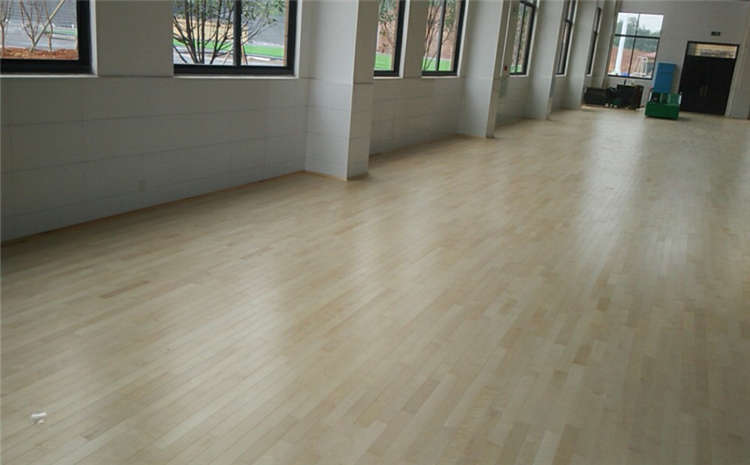 羽毛球館木地板的厚度是多少？